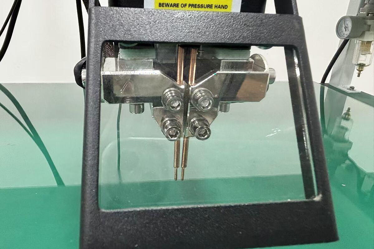 Gantry spot welding head for cylindrical battery pack welding