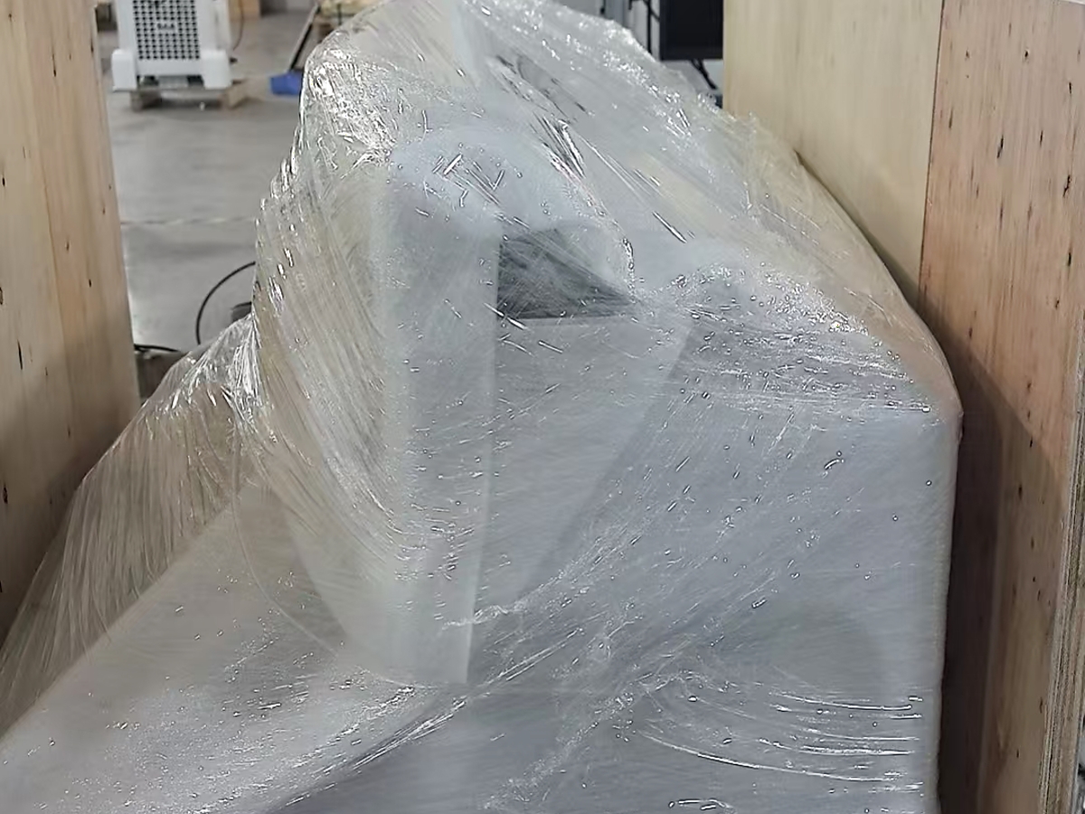 Gantry spot welding machine protected with wrapping inside wooden case